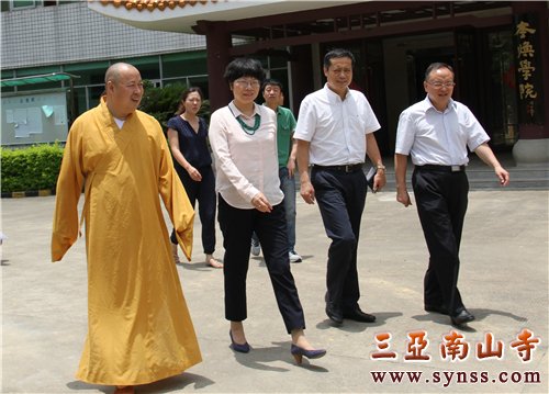 印顺大和尚热情的接待了郭局长一行