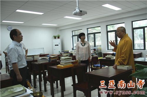印顺大和尚向郭局长一行介绍本焕学院的基本情况