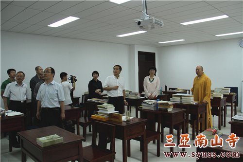 郭局长一行认真看黑板上的讲学内容