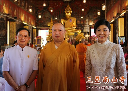 前总理英拉(右),前总理颂猜(左)与印顺大和尚合影 摄影:顿俊