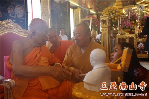 印顺大和尚赠本焕长老法相与泰国代僧王颂德•帕摩诃拉查曼克拉赞长老 摄影:顿俊