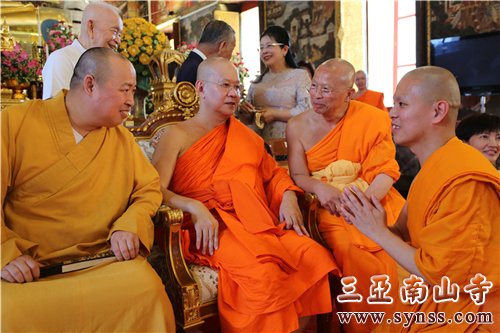 泰国金山寺僧人向印顺大和尚顶礼 摄影:顿俊
