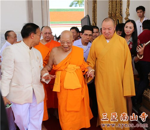 印顺大和尚与颂德•帕摩诃拉查曼克拉赞长老携手共进山门 摄影:顿俊