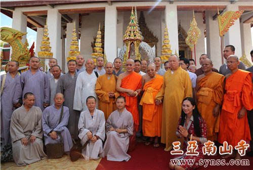 在金山寺山门前合影 摄影:顿俊