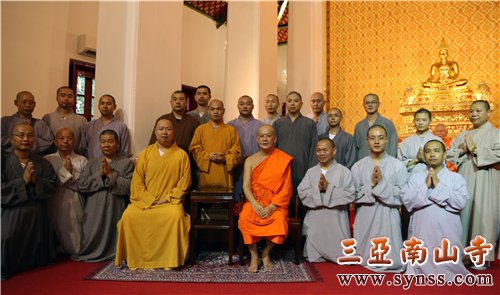 印顺大和尚、帕•蓬玛西提长老与深圳弘法寺执事培训班数十位法师代表合影 摄影:顿俊