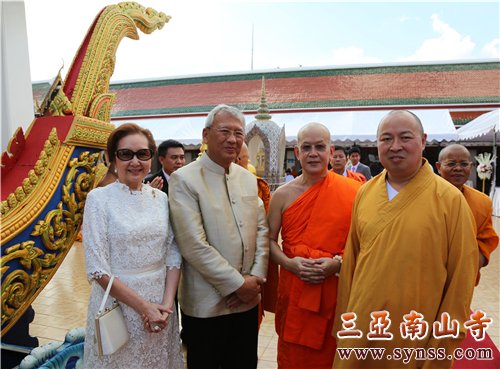 在金山寺大殿外,印顺大和尚与泰国前副总理利哇•堪木隆合影 摄影:顿俊