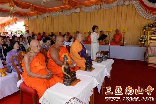 受泰国僧王的委托,王室邀请,印顺大和尚参加泰国参加曼谷皇家寺庙郑王庙举行的2015年卫塞节