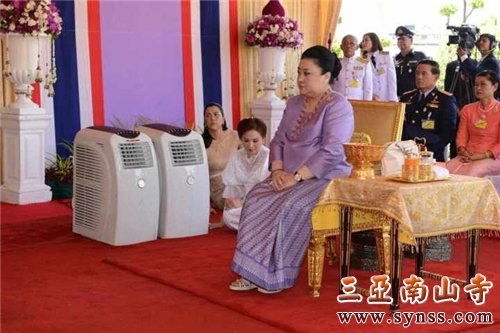 泰王妃帕空照•颂沙瓦尼在祈福法会上