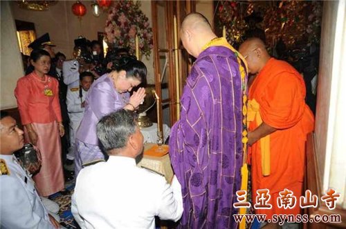 印顺大和尚将手中的圣火点燃,交给王妃帕空照•颂沙瓦尼