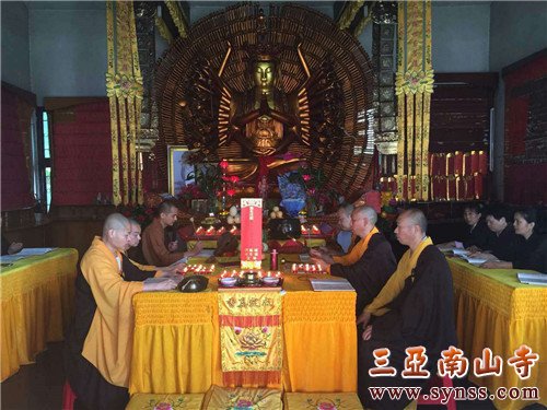 观音殿内,常住法师与四众弟子同诵《药师经》