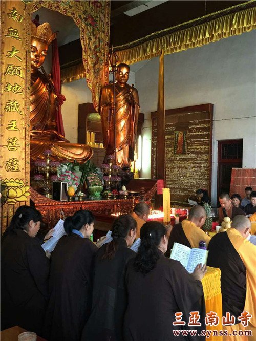 地藏殿内诵《地藏经》,愿逝者早登极乐