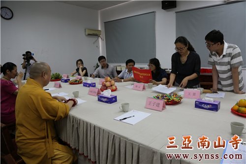 调研组观看了弘法寺义工与罗湖区清水河街道办的有关协议书