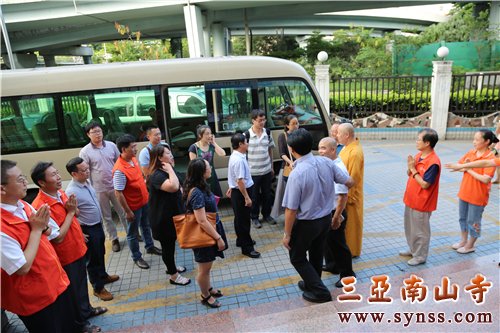 调研组一行对弘法寺义工就梅林社区服务进行实地考察