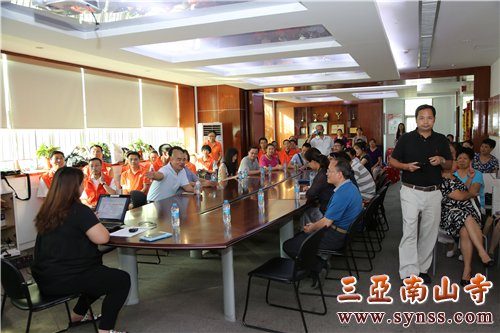 梅林社区相关负责人向调研组介绍弘法寺义工队社区所作出的贡献