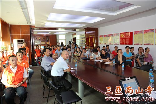 调研组前往梅林社区进行实地考察