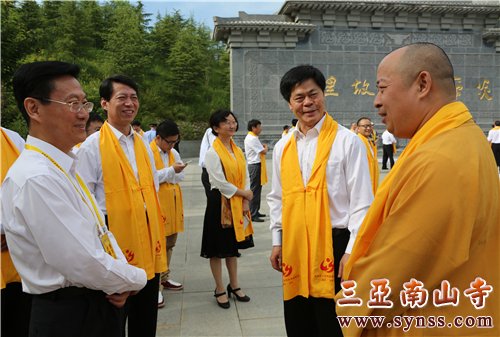 印顺大和尚与湖北省政协主席杨松(中)交谈 摄影:顿俊