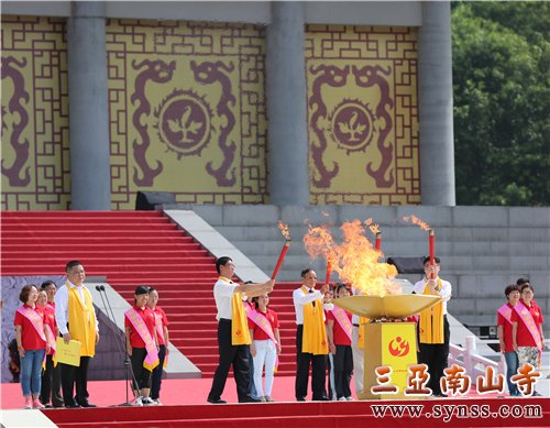《三献礼》的唱诵乐舞声中,嘉宾代表点燃圣火 摄影:顿俊