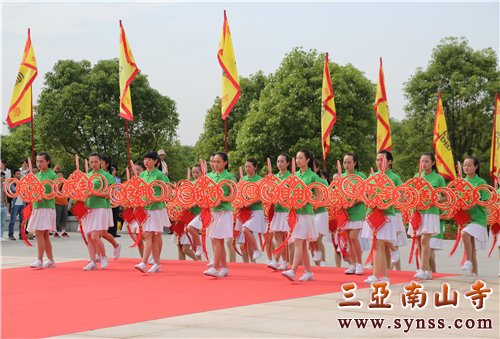 代表与时俱进地增添了社会主义核心价值观的方阵入场 摄影:顿俊