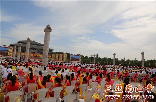 海内外近万名炎黄子孙再聚烈山,拜谒中华民族的人文始祖炎帝神农氏 摄影:顿俊
