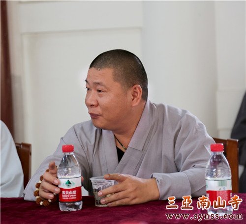 明广法师向大家讲述自己的学佛体会 摄影:顿俊