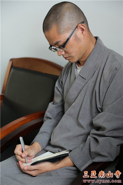 本焕学院教师惟哲法师在座谈会上认真记录笔记 摄影:顿俊