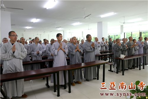 学院全体师生合掌恭迎印顺大和尚出席散学典礼