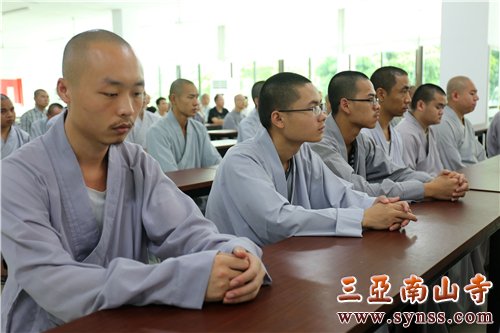 聆听大和尚的开示后,学生们若有所思