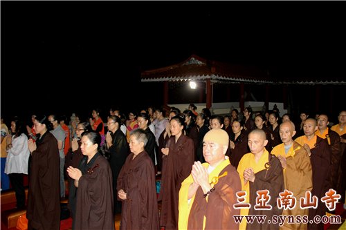 弘法寺常住法师及各界护法信众诵经祈福