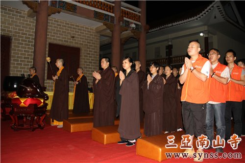 弘法寺居士及义工菩萨参加法会,祈愿本老慈悲加持